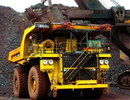 Карьерный самосвал Komatsu HD860E