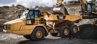 Шарнирно-сочленённый самосвал Caterpillar 730C
